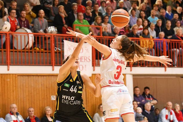 GER, DBBL, GiroLive-Panthers Osnabrueck vs. inexio Royals Saarlouis 06.10.2019, Panthers Dome, Osnabrück, GER, DBBL, GiroLive-Panthers Osnabrueck vs. inexio Royals Saarlouis im Bild Kimberly Pohlmann (inexio Royals Saarlouis 44) Rowie Jongeling (GiroLive-Panthers Osnabrück 3)