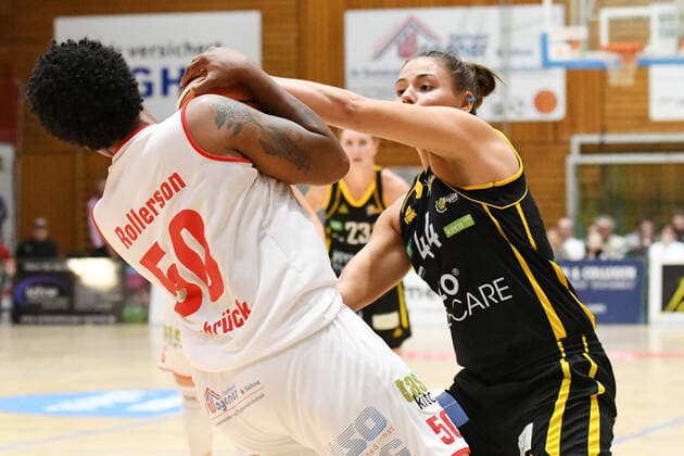 GER, DBBL, GiroLive-Panthers Osnabrueck vs. inexio Royals Saarlouis 06.10.2019, Panthers Dome, Osnabrück, GER, DBBL, GiroLive-Panthers Osnabrueck vs. inexio Royals Saarlouis im Bild Brianna Lee Rollerson (GiroLive-Panthers Osnabrück 50) Kimberly Pohlmann (inexio Royals Saarlouis 44)