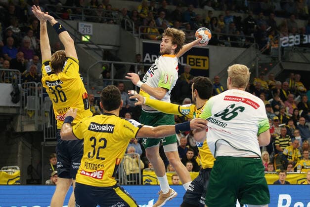 Handball, 1. Bundesliga: Rhein-Neckar-Löwen - HSG Wetzlar, 8. Spieltag am 06.10.2019, Saison 2019 20, ZmdZ, Olle Forsell Schefvert (25, HSG Wetzlar) gegen Jesper Nielsen (36, Rhein Neckar Löwen), Rhein-Neckar-Löwen - HSG Wetzlar