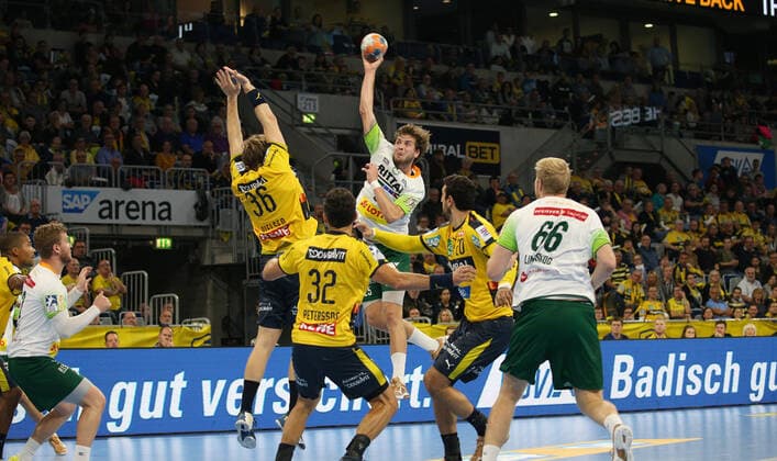 Handball, 1. Bundesliga: Rhein-Neckar-Löwen - HSG Wetzlar, 8. Spieltag am 06.10.2019, Saison 2019 20, ZmdZ, Olle Forsell Schefvert (25, HSG Wetzlar) gegen Jesper Nielsen (36, Rhein Neckar Löwen), Rhein-Neckar-Löwen - HSG Wetzlar