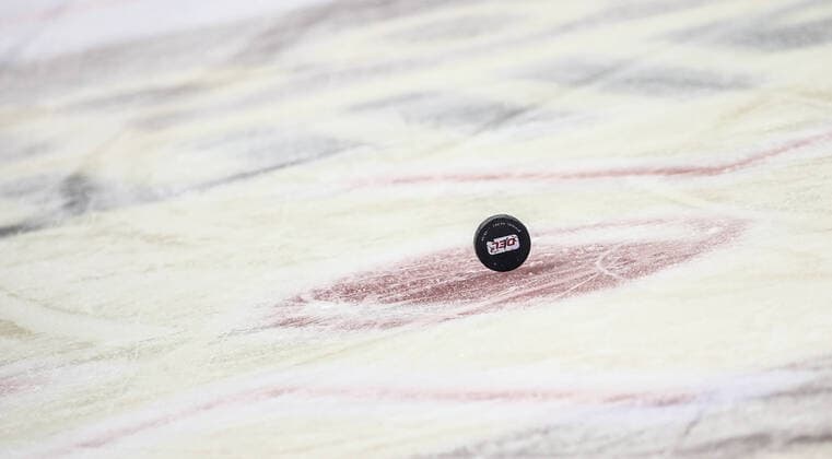 06.10.19, Berlin, Eishockey, DEL, 9.Spieltag, Eisbären Berlin gegen Straubing Tigers, Mercedes-Benz Arena Berlin. DEL Puck auf dem Eis Eishockey - DEL - 9.Spieltag - Eisbären Berlin - Straubing Tigers