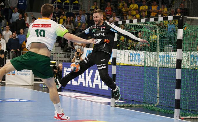 Handball, 1. Bundesliga: Rhein-Neckar-Löwen - HSG Wetzlar, 8. Spieltag am 06.10.2019, Saison 2019 20, ZmdZ, Lars Weissgerber (19, HSG Wetzlar) scheitert an Andreas Palicka (12, Torwart, Rhein Neckar Löwen), Rhein-Neckar-Löwen - HSG Wetzlar