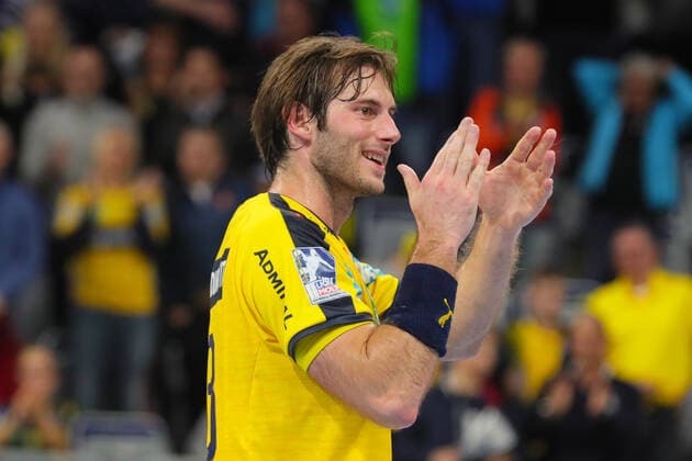 Handball Bundesliga: Rhein-Neckar Loewen vs. HSG Wetzlar Mannheim, Deutschland 06. Oktober 2019 - 8. Spieltag der Liqui Moly Handball Bundesliga: Uwe Gensheimer (Loewen) bednakt sich bei den Fans, Aktion Einzelbild Gestik Geste gestikuliert lachend laechelnd gut gelaunt grinst grinsend