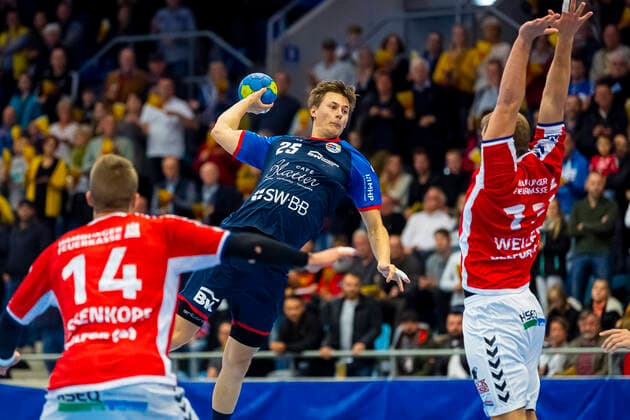 Bietigheim, Deutschland 06. Oktober 2019: 2. BL - 19 20- SG BBM Bietigheim vs. HSV Handball Hamburg v.li. Lukas Ossenkopp (HSV Hamburg), Maximilian Trost (SG BBM Bietigheim), Bietigheim Egetrans Arena Baden-Württemberg Deutschland