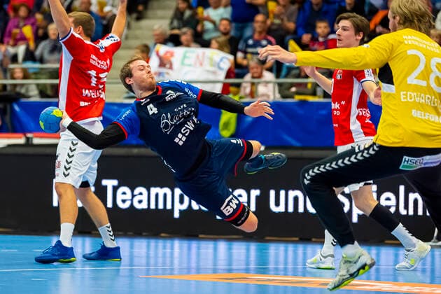 Bietigheim, Deutschland 06. Oktober 2019: 2. BL - 19 20- SG BBM Bietigheim vs. HSV Handball Hamburg Patrick Rentschler (SG BBM Bietigheim), Torhueter Aron Edvardsson (HSV Hamburg) Bietigheim Egetrans Arena Baden-Württemberg Deutschland