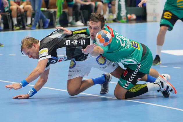 GER, 1. HBL. Herren, Bergischer HC vs. TSV GWD Minden 06.10.2019, Klingenhalle, Solingen, GER, 1. HBL. Herren, Bergischer HC vs. TSV GWD Minden, im Bild picture shows: MILJAN PUSICA (Minden 20), im Zweikampf gegen Max Darj (BHC 5),