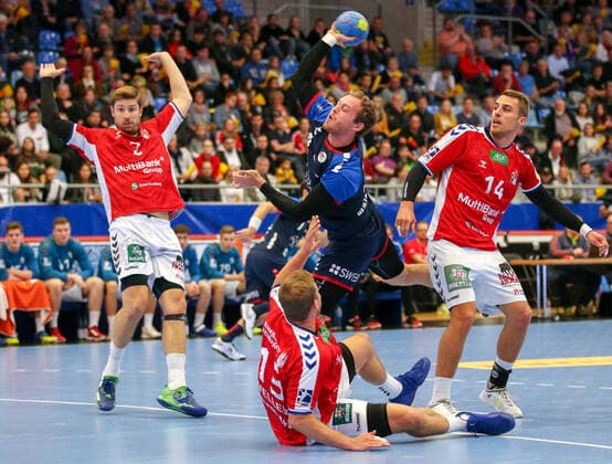 06.10.2019, Deutschland, Bietigheim, Handball 2. Bundesliga Herren Saison 2019 2020 SG BBM Bietigheim vs. HSV Hamburg: mitte v.l. Niklas Weller (HSV), Patrick Rentschler (BBM)