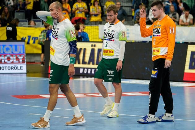 v.li.: Joao Ferraz (HSG, 9), Alexander Feld (HSG, 2), Anadin Suljakovic (Torwart, HSG, 12), enttäuscht über die Niederlage, Enttäuschung nach dem Schlusspfiff, Highlight, Verlierer, verloren, Frustration, disappointed, pessimistisch, Spieler der HSG Wetzlar, 06.10.2019, Mannheim, Handball, Bundesliga, Rhein-Neckar Löwen - HSG Wetzlar
