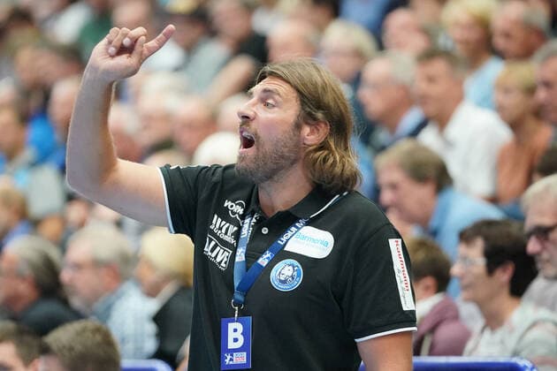 GER, 1. HBL. Herren, Bergischer HC vs. TSV GWD Minden 06.10.2019, Klingenhalle, Solingen, GER, 1. HBL. Herren, Bergischer HC vs. TSV GWD Minden, im Bild picture shows: Sebastian Hinze Chef-Trainer (BHC), wuetend