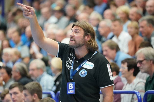 GER, 1. HBL. Herren, Bergischer HC vs. TSV GWD Minden 06.10.2019, Klingenhalle, Solingen, GER, 1. HBL. Herren, Bergischer HC vs. TSV GWD Minden, im Bild picture shows: Sebastian Hinze Chef-Trainer (BHC), ist wuetend