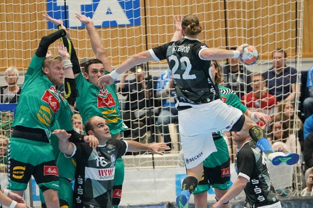 GER, 1. HBL. Herren, Bergischer HC vs. TSV GWD Minden 06.10.2019, Klingenhalle, Solingen, GER, 1. HBL. Herren, Bergischer HC vs. TSV GWD Minden, im Bild picture shows: Fabian Gutbrod (BHC 22), mit einem Wurf aufÂ s Tor