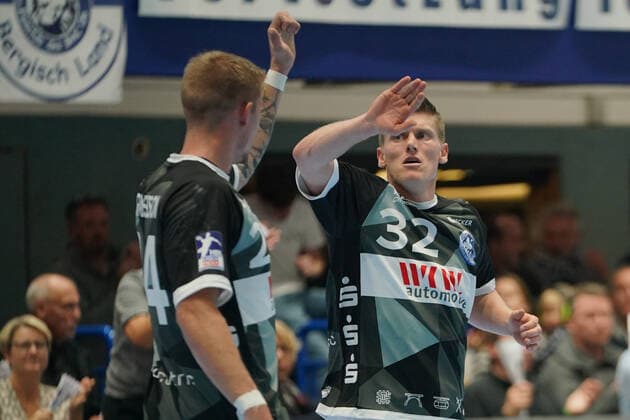 GER, 1. HBL. Herren, Bergischer HC vs. TSV GWD Minden 06.10.2019, Klingenhalle, Solingen, GER, 1. HBL. Herren, Bergischer HC vs. TSV GWD Minden, im Bild picture shows: Jeffrey Boomhouwer (BHC 32), klatscht mit Linus Arnesson (BHC 24),
