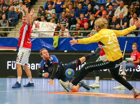 06.10.2019, Deutschland, Bietigheim, Handball 2. Bundesliga Herren Saison 2019 2020 SG BBM Bietigheim vs. HSV Hamburg: v.l. Patrick Rentschler (BBM), Aron Rafn Edvardsson (HSV)