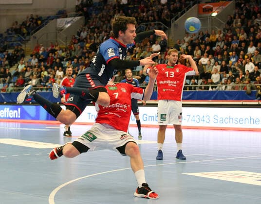 06.10.2019, Deutschland, Bietigheim, Handball 2. Bundesliga Herren Saison 2019 2020 SG BBM Bietigheim vs. HSV Hamburg: v.l. Christian Schäfer (BBM), Leif Tissier (HSV)