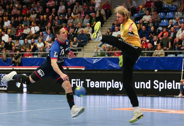 06.10.2019, Deutschland, Bietigheim, Handball 2. Bundesliga Herren Saison 2019 2020 SG BBM Bietigheim vs. HSV Hamburg: v.l. Martin Marcec (BBM), Aron Rafn Edvardsson (HSV)