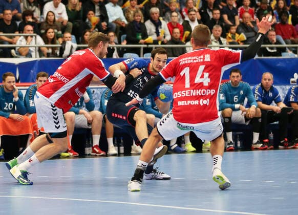 06.10.2019, Deutschland, Bietigheim, Handball 2. Bundesliga Herren Saison 2019 2020 SG BBM Bietigheim vs. HSV Hamburg: v.l. Tobias Schimmelbauer (HSV), Dominik Claus (BBM), Lukas Ossenkopp (HSV)