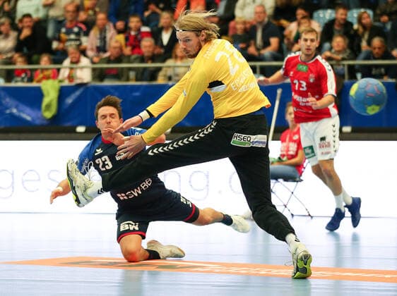 06.10.2019, Deutschland, Bietigheim, Handball 2. Bundesliga Herren Saison 2019 2020 SG BBM Bietigheim vs. HSV Hamburg: v.l. Jan Asmuth (BBM), Aron Rafn Edvardsson (HSV)