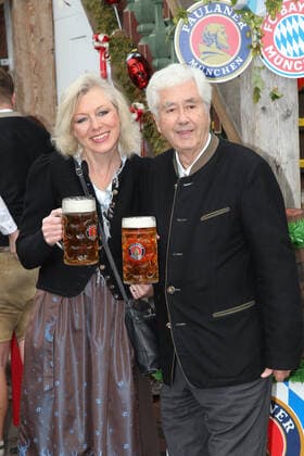 Fritz Scherer mit Ehefrau Claudia Wies n 2019 FC Bayern Sonntag in der Kaefer Wies n Schaenke in Muenchen am 06.010.2019