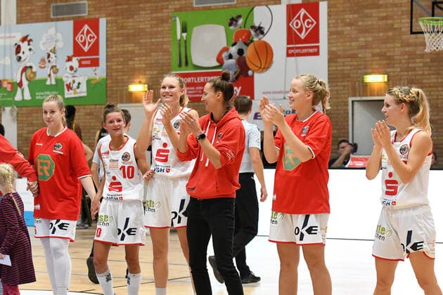 GER, DBBL, GiroLive-Panthers Osnabrueck vs. inexio Royals Saarlouis 06.10.2019, Panthers Dome, Osnabrück, GER, DBBL, GiroLive-Panthers Osnabrueck vs. inexio Royals Saarlouis im Bild Schlussjubel Schlußjubel Emotion Freude der Mannschaft von GiroLive-Panthers Osnabrueck.