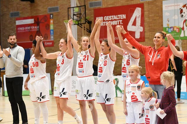 GER, DBBL, GiroLive-Panthers Osnabrueck vs. inexio Royals Saarlouis 06.10.2019, Panthers Dome, Osnabrück, GER, DBBL, GiroLive-Panthers Osnabrueck vs. inexio Royals Saarlouis im Bild Schlussjubel Schlußjubel Emotion Freude der Mannschaft von GiroLive-Panthers Osnabrueck.