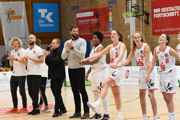 GER, DBBL, GiroLive-Panthers Osnabrueck vs. inexio Royals Saarlouis 06.10.2019, Panthers Dome, Osnabrück, GER, DBBL, GiroLive-Panthers Osnabrueck vs. inexio Royals Saarlouis im Bild Schlussjubel Schlußjubel Emotion Freude der Mannschaft von GiroLive-Panthers Osnabrueck.