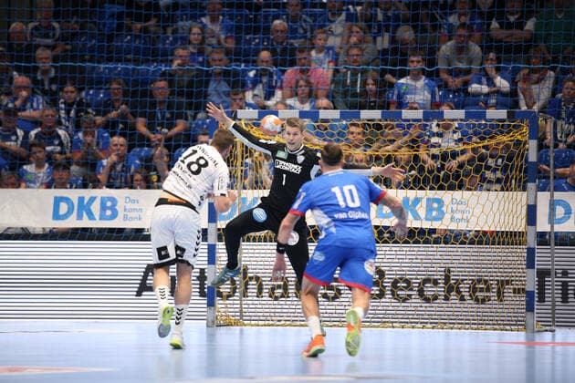 v.l. Niclas Ekberg (THW Kiel 18), Piotr Wyszomirski (TBV Lemgo Lippe 1), Fabian van Olphen (TBV Lemgo Lippe 10) GER, Handball, 1. Bundesliga, TBV Lemgo Lippe gegen THW Kiel, 06.10.2019 Lemgo Copyright: xEIBNER JanxStrohdiekx EP_JSK