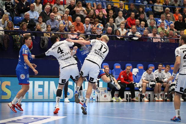 Andreas Cederholm (TBV Lemgo Lippe 34) gegen Domagoj Duvnjak (THW Kiel 4)(links) und Patrick Wiencek (THW Kiel 17)(rechts) GER, Handball, 1. Bundesliga, TBV Lemgo Lippe gegen THW Kiel, 06.10.2019 Lemgo Copyright: xEIBNER JanxStrohdiekx EP_JSK