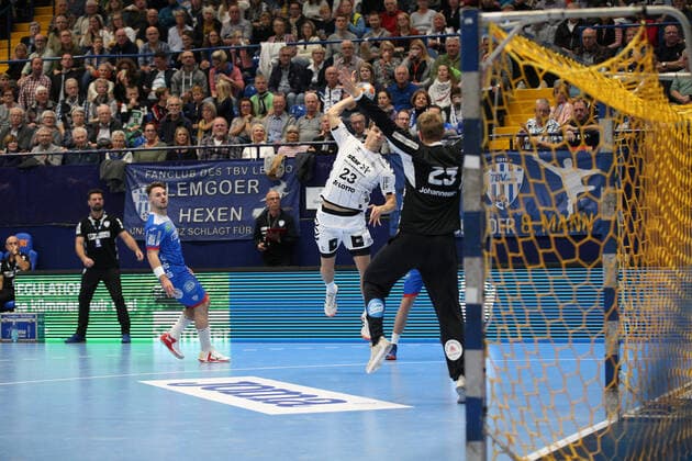 Rune Dahmke (THW Kiel 23) gegen Peter Johannesson (TBV Lemgo Lippe 25)(Tor) GER, Handball, 1. Bundesliga, TBV Lemgo Lippe gegen THW Kiel, 06.10.2019 Lemgo Copyright: xEIBNER JanxStrohdiekx EP_JSK