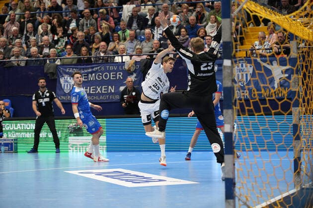 Rune Dahmke (THW Kiel 23) gegen Peter Johannesson (TBV Lemgo Lippe 25)(Tor) GER, Handball, 1. Bundesliga, TBV Lemgo Lippe gegen THW Kiel, 06.10.2019 Lemgo Copyright: xEIBNER JanxStrohdiekx EP_JSK