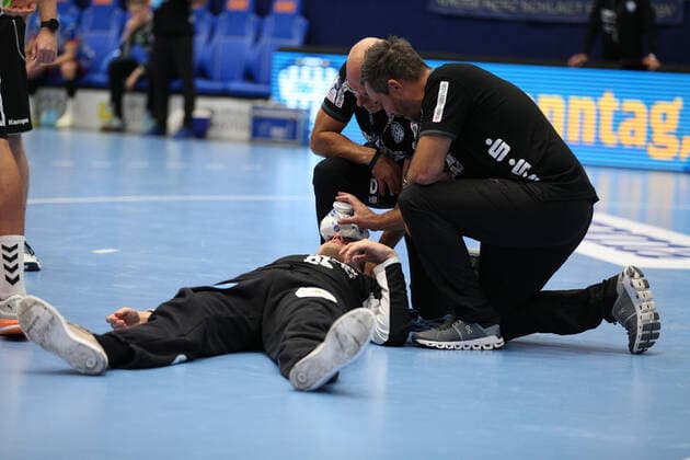 Peter Johannesson (TBV Lemgo Lippe 25) wird nach einem Kopftreffer behandelt GER, Handball, 1. Bundesliga, TBV Lemgo Lippe gegen THW Kiel, 06.10.2019 Lemgo Copyright: xEIBNER JanxStrohdiekx EP_JSK