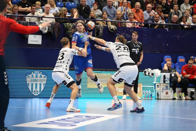 Andreas Cederholm (TBV Lemgo Lippe 34) gegen Rune Dahmke (THW Kiel 23)(links) und Pavel Horak (THW Kiel 28)(rechts) GER, Handball, 1. Bundesliga, TBV Lemgo Lippe gegen THW Kiel, 06.10.2019 Lemgo Copyright: xEIBNER JanxStrohdiekx EP_JSK