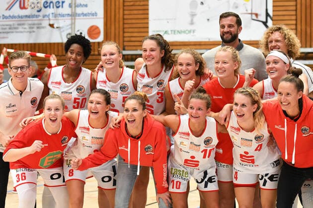 GER, DBBL, GiroLive-Panthers Osnabrueck vs. inexio Royals Saarlouis 06.10.2019, Panthers Dome, Osnabrück, GER, DBBL, GiroLive-Panthers Osnabrueck vs. inexio Royals Saarlouis im Bild Schlussjubel Schlußjubel Emotion Freude der Mannschaft von GiroLive-Panthers Osnabrueck.