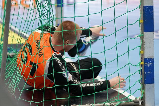 GER, 1. HBL. Herren, Bergischer HC vs. TSV GWD Minden 06.10.2019, Klingenhalle, Solingen, GER, 1. HBL. Herren, Bergischer HC vs. TSV GWD Minden, im Bild picture shows: TomaÅ¡ Mrkvab Torwart (BHC 61), liegt im Tor