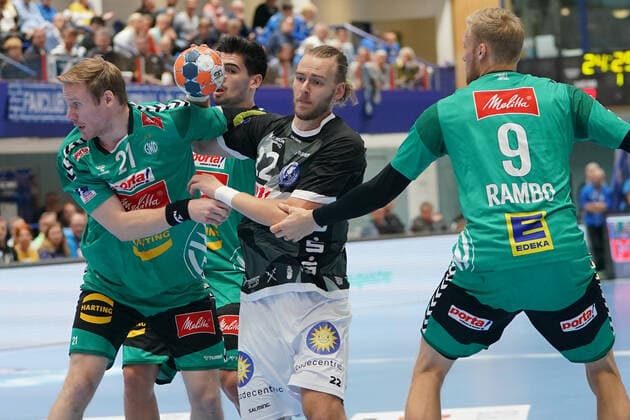 GER, 1. HBL. Herren, Bergischer HC vs. TSV GWD Minden 06.10.2019, Klingenhalle, Solingen, GER, 1. HBL. Herren, Bergischer HC vs. TSV GWD Minden, im Bild picture shows: Fabian Gutbrod (BHC 22), im Zweikampf gegen CHRISTOFFER RAMBO (Minden 9), MAGNUS GULLERUD (Minden 21),