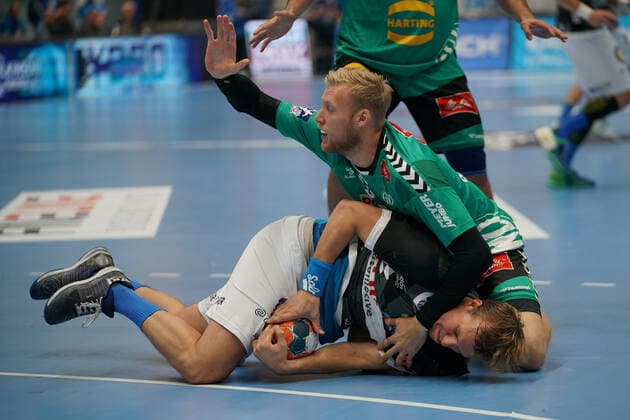 GER, 1. HBL. Herren, Bergischer HC vs. TSV GWD Minden 06.10.2019, Klingenhalle, Solingen, GER, 1. HBL. Herren, Bergischer HC vs. TSV GWD Minden, im Bild picture shows: CHRISTOFFER RAMBO (Minden 9), versucht Max Darj (BHC 5), den Ball abzunehmen