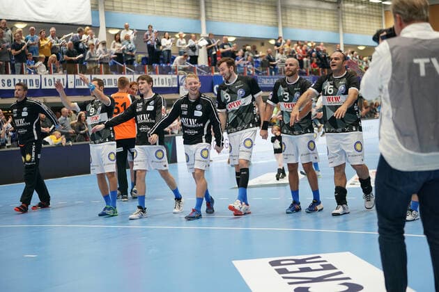 GER, 1. HBL. Herren, Bergischer HC vs. TSV GWD Minden 06.10.2019, Klingenhalle, Solingen, GER, 1. HBL. Herren, Bergischer HC vs. TSV GWD Minden, im Bild picture shows: die Spieler bedanken sich bei den Fans