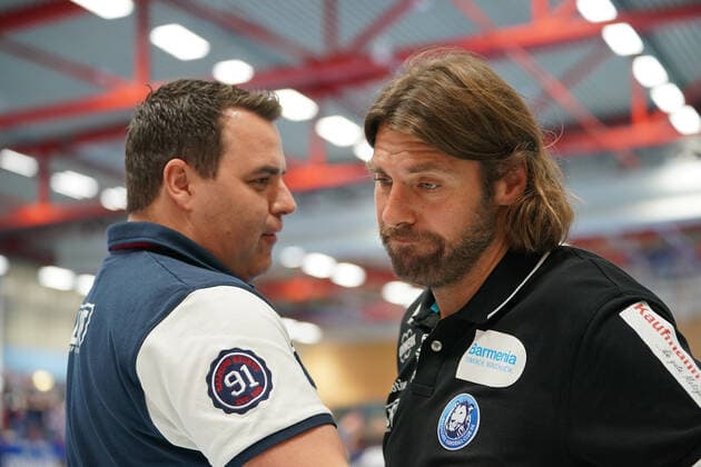 GER, 1. HBL. Herren, Bergischer HC vs. TSV GWD Minden 06.10.2019, Klingenhalle, Solingen, GER, 1. HBL. Herren, Bergischer HC vs. TSV GWD Minden, im Bild picture shows: Sebastian Hinze Chef-Trainer (BHC), und Thorsten Hesse Pressesprecher (BHC) nach dem Spiel erleichtert