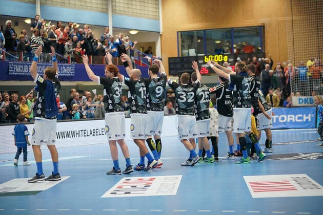 GER, 1. HBL. Herren, Bergischer HC vs. TSV GWD Minden 06.10.2019, Klingenhalle, Solingen, GER, 1. HBL. Herren, Bergischer HC vs. TSV GWD Minden, im Bild picture shows: die Spieler bedanken sich be den Fans
