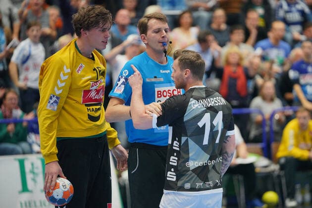 GER, 1. HBL. Herren, Bergischer HC vs. TSV GWD Minden 06.10.2019, Klingenhalle, Solingen, GER, 1. HBL. Herren, Bergischer HC vs. TSV GWD Minden, im Bild picture shows: Arnor Thor Gunnarsson (BHC 11), beschwert sich beim Schiedsrichter, dass ihn MALTE SEMISCH Torwart (Minden 16), im Strafraum gefoult hat.