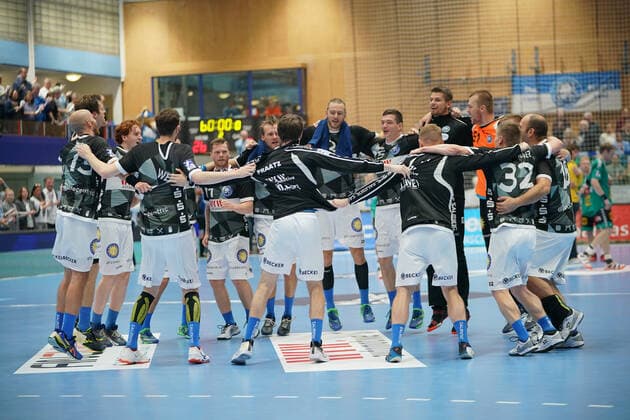 GER, 1. HBL. Herren, Bergischer HC vs. TSV GWD Minden 06.10.2019, Klingenhalle, Solingen, GER, 1. HBL. Herren, Bergischer HC vs. TSV GWD Minden, im Bild picture shows: nach dem verdienten Sieg feiern die Spieler des BHC ausgelassen
