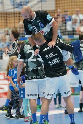 GER, 1. HBL. Herren, Bergischer HC vs. TSV GWD Minden 06.10.2019, Klingenhalle, Solingen, GER, 1. HBL. Herren, Bergischer HC vs. TSV GWD Minden, im Bild picture shows: nach dem verdienten Sieg feiern die Spieler des BHC ausgelassen Kristian Nippes (BHC 13),