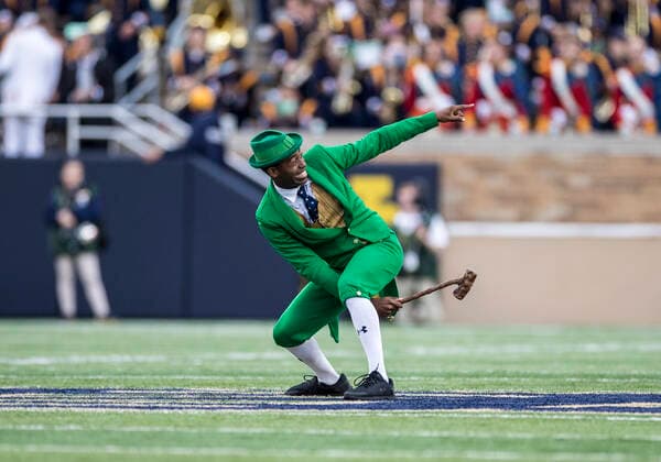 Bilder des Jahres 2019, Sport 10 Oktober Sport Themen der Woche KW40 October 05, 2019: Notre Dame Leprechaun performs during NCAA, College League, USA football game action between the Bowling Green Falcons and the Notre Dame Fighting Irish at Notre Dame Stadium in South Bend, Indiana. Notre Dame defeated Bowling Green 52-0. CSM. NCAA Football 2019: Bowling Green vs Notre Dame OCT 05 - ZUMAc04_ 20191005_zaf_c04_1136 Copyright: xJohnxMersitsx
