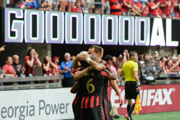 ATLANTA, GA Ð OCTOBER 06: Atlanta United s Darlington Nagbe (6) is mobbed by teammates after scoring a first-half goal during the MLS, Fussball Herren, USA match between the New England Revolution and Atlanta United FC on October 6th, 2019 at Mercedes-Benz Stadium in Atlanta, GA. (Photo by Rich von Biberstein Icon Sportswire) SOCCER: OCT 06 MLS - New England Revolution at Atlanta United FC Icon191006006