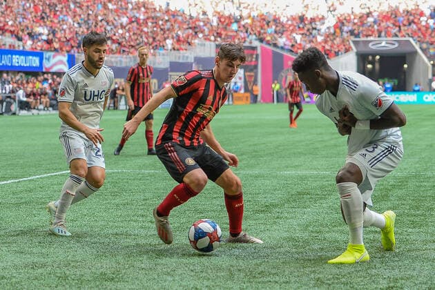 ATLANTA, GA Ð OCTOBER 06: Atlanta s Emerson Hyndman (16) makes a move in the box against Jalil Anibaba (3) during the MLS, Fussball Herren, USA match between the New England Revolution and Atlanta United FC on October 6th, 2019 at Mercedes-Benz Stadium in Atlanta, GA. (Photo by Rich von Biberstein Icon Sportswire) SOCCER: OCT 06 MLS - New England Revolution at Atlanta United FC Icon191006012