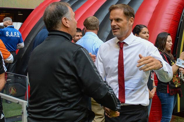 ATLANTA, GA Ð OCTOBER 06: Atlanta head coach Frank de Boer (right) greets New England head coach Bruce Arena (left) during the MLS, Fussball Herren, USA match between the New England Revolution and Atlanta United FC on October 6th, 2019 at Mercedes-Benz Stadium in Atlanta, GA. (Photo by Rich von Biberstein Icon Sportswire) SOCCER: OCT 06 MLS - New England Revolution at Atlanta United FC Icon191006017