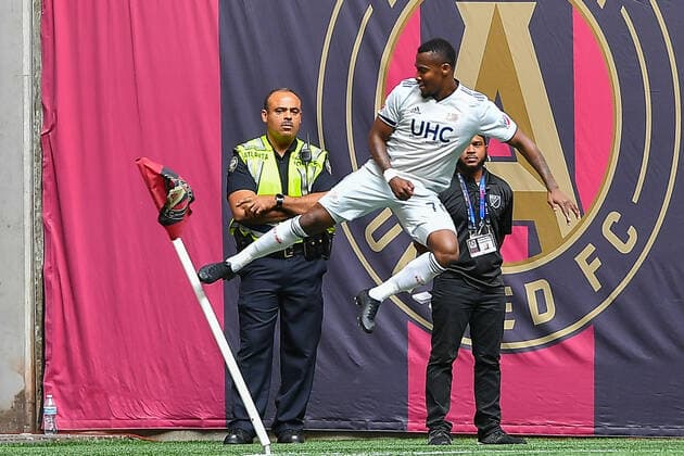 ATLANTA, GA Ð OCTOBER 06: New England s Cristian Penilla (70) kicks the corner flag after scoring a goal during the MLS, Fussball Herren, USA match between the New England Revolution and Atlanta United FC on October 6th, 2019 at Mercedes-Benz Stadium in Atlanta, GA. (Photo by Rich von Biberstein Icon Sportswire) SOCCER: OCT 06 MLS - New England Revolution at Atlanta United FC Icon191006023