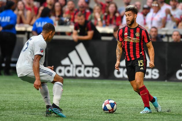 ATLANTA, GA Ð OCTOBER 06: Atlanta s Hector Villalba (15) makes a move on New England s Brandon Bye (15) during the MLS, Fussball Herren, USA match between the New England Revolution and Atlanta United FC on October 6th, 2019 at Mercedes-Benz Stadium in Atlanta, GA. (Photo by Rich von Biberstein Icon Sportswire) SOCCER: OCT 06 MLS - New England Revolution at Atlanta United FC Icon191006048