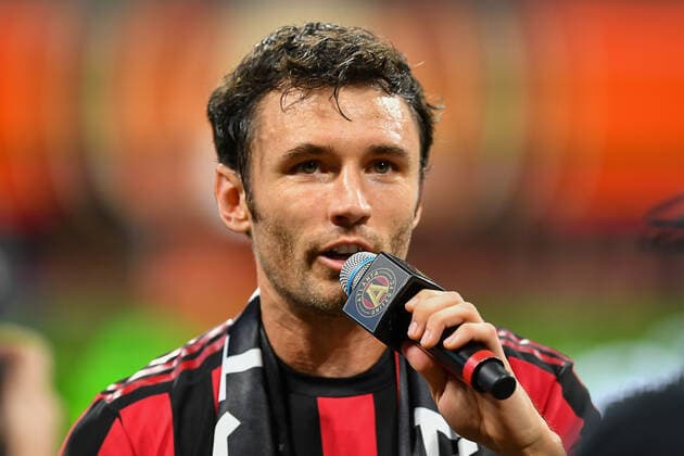ATLANTA, GA Ð OCTOBER 06: Retiring Atlanta player Michael Parkhurst (3) addresses the crowd following the conclusion of the MLS, Fussball Herren, USA match between the New England Revolution and Atlanta United FC on October 6th, 2019 at Mercedes-Benz Stadium in Atlanta, GA. (Photo by Rich von Biberstein Icon Sportswire) SOCCER: OCT 06 MLS - New England Revolution at Atlanta United FC Icon191006053