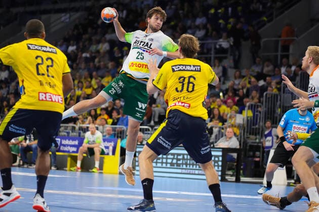 Handball Bundesliga: Rhein-Neckar Loewen vs. HSG Wetzlar Mannheim, Deutschland 06. Oktober 2019 - 8. Spieltag der Liqui Moly Handball Bundesliga: v. li. im Zweikampf Mads Mensah Larsen (Loewen), Olle Forsell-Schefvert (Wetzlar) und Jesper Nielsen (Loewen)