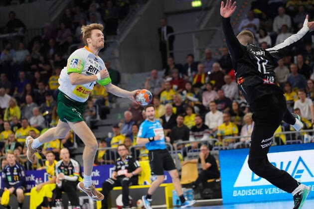 Handball Bundesliga: Rhein-Neckar Loewen vs. HSG Wetzlar Mannheim, Deutschland 06. Oktober 2019 - 8. Spieltag der Liqui Moly Handball Bundesliga: Kristian Bjornsen (Wetzlar) beim Torwurf gegen Torwart Andreas Palicka (Loewen)